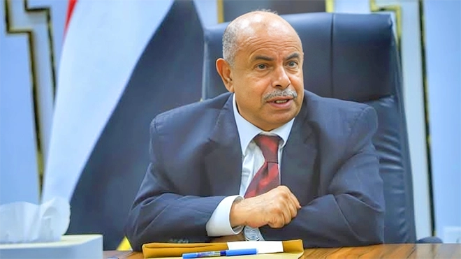 الخنبشي يلوح بإيقاف توريد النفط من حضرموت ويطالب بحصة عادلة من العائدات